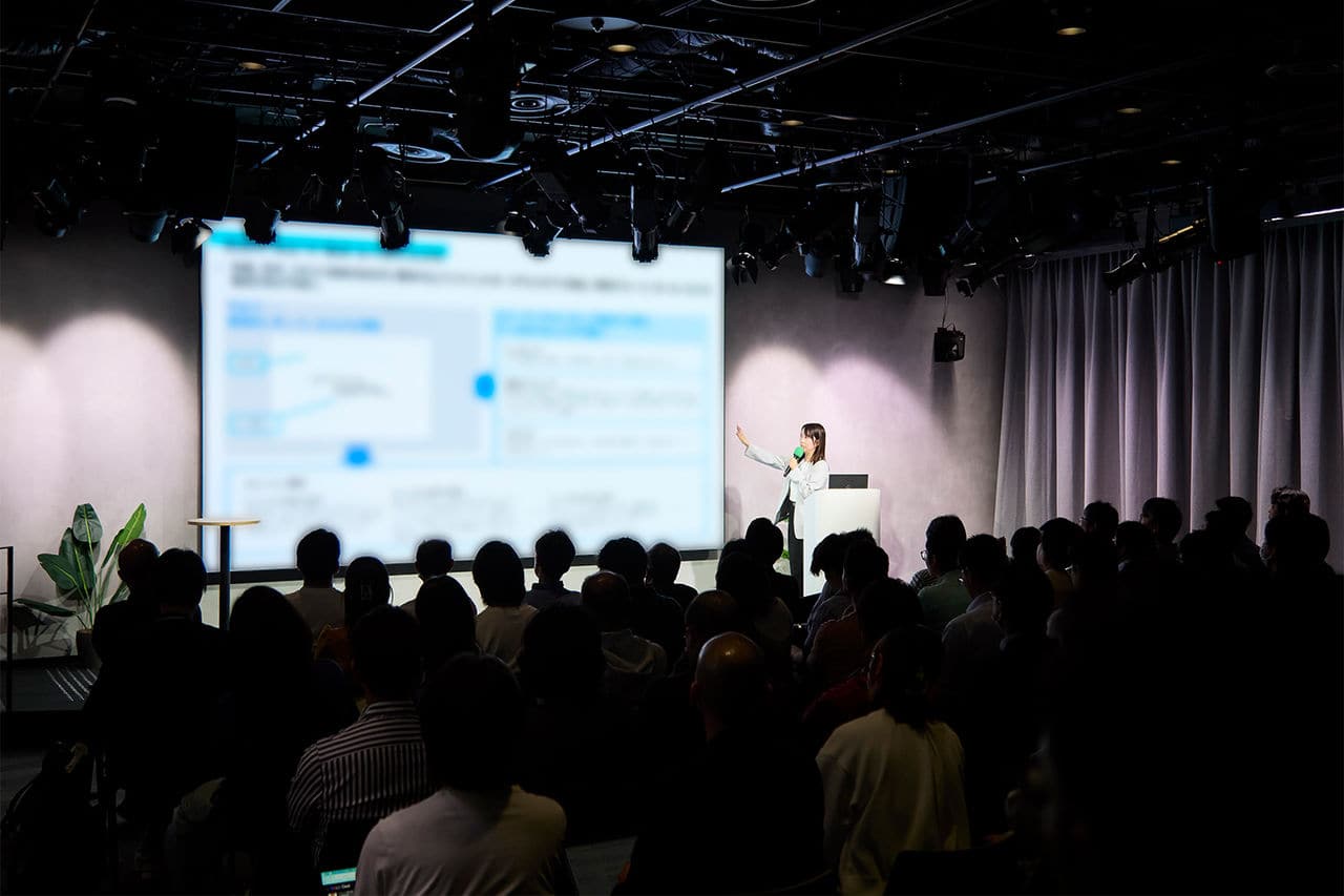 拡大画像：登壇の様子です