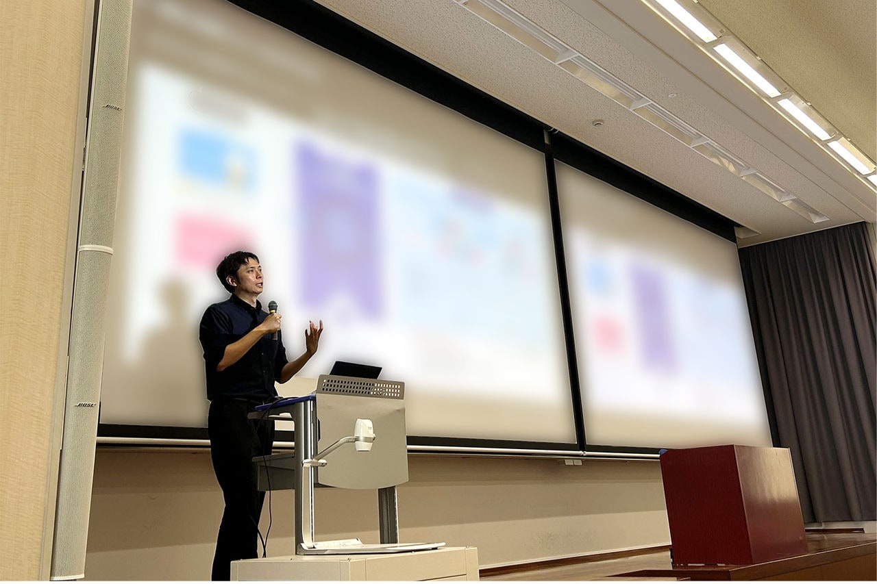 拡大画像：山本の登壇の様子です