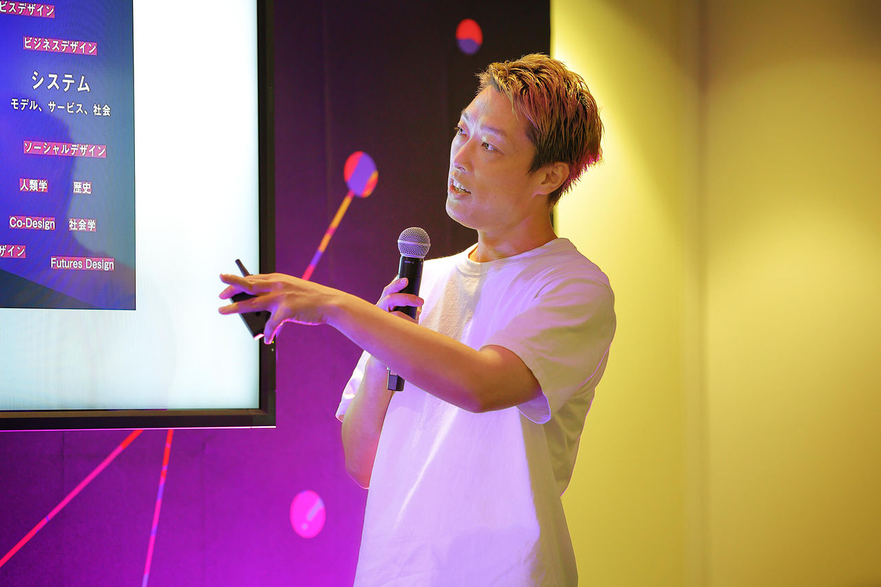 スピーチを行う電通デジタルの松本勇輝