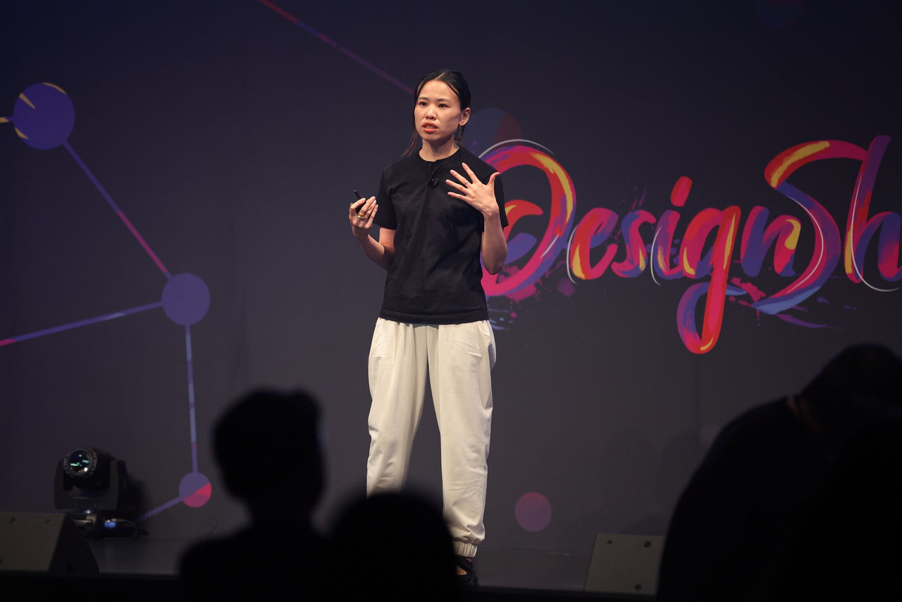 メインステージで登壇する電通デジタルの星野沙恵