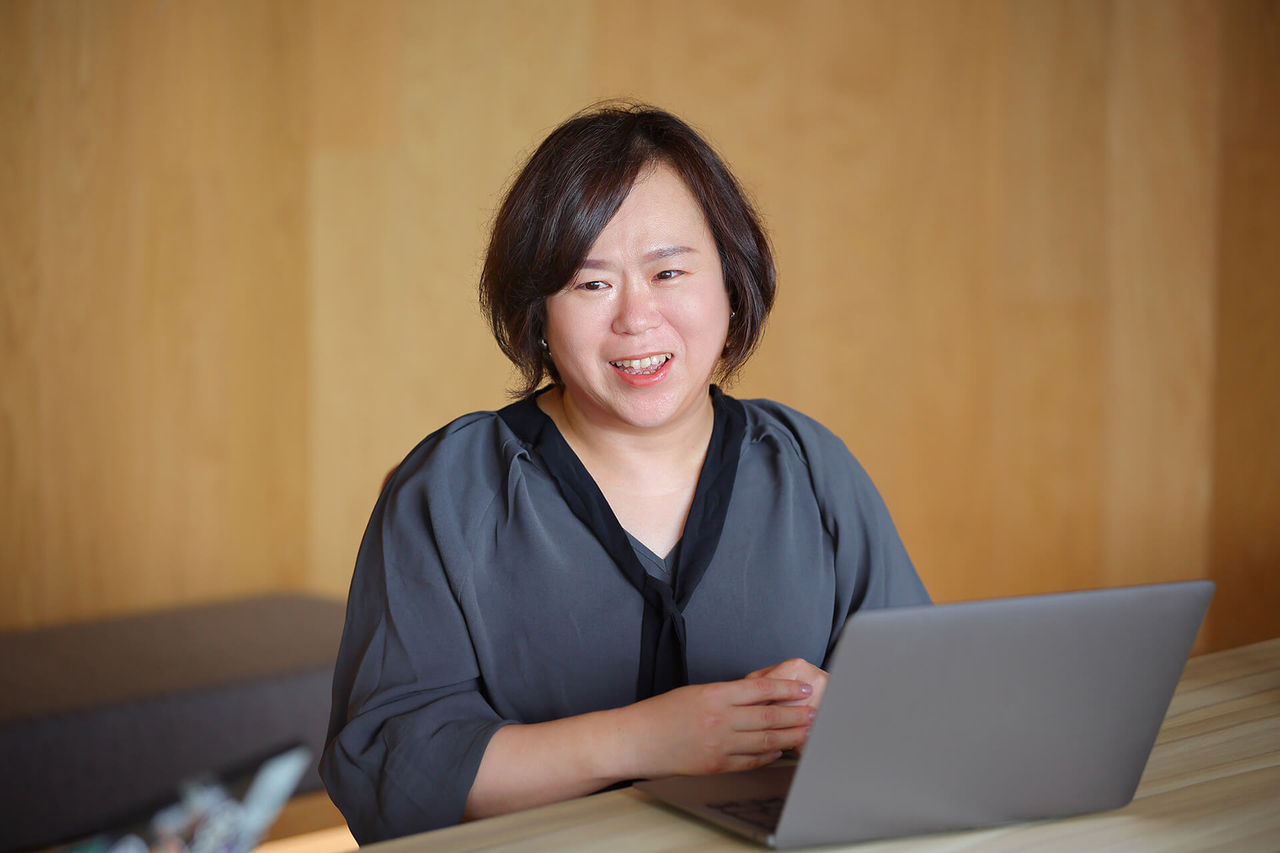 インタビュー中の写真：にこやかに話している千葉