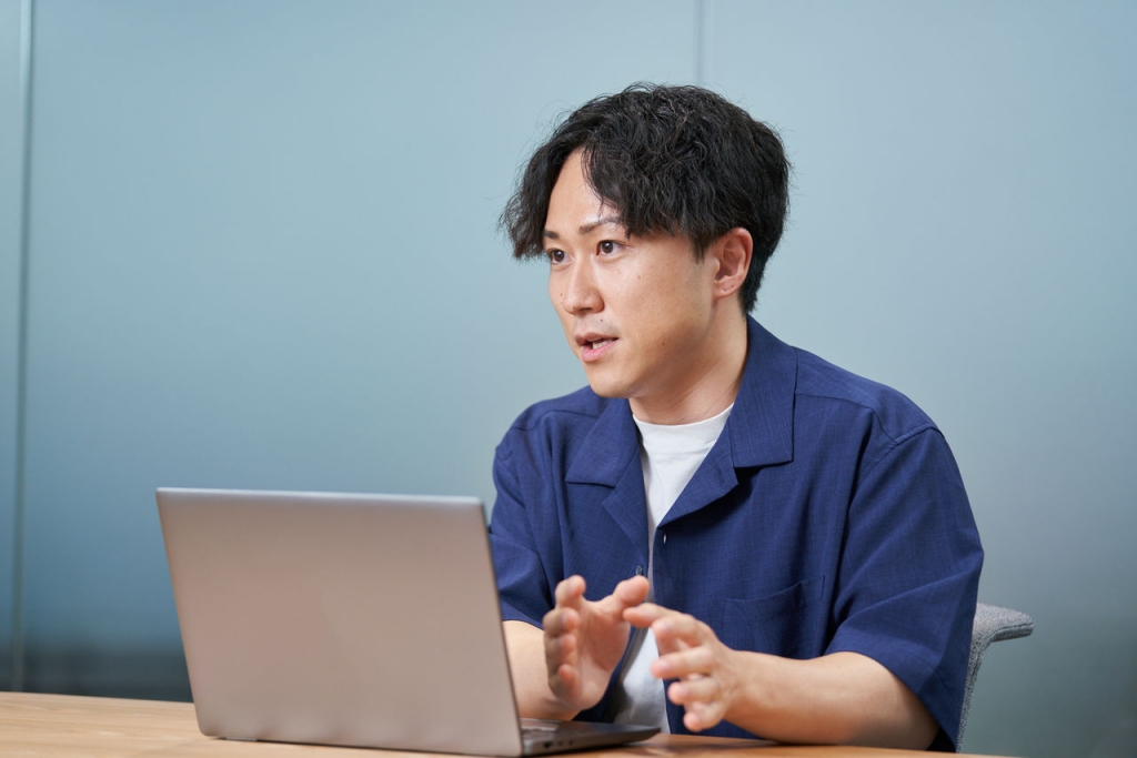 電通デジタル　コマースマーケティング部門 プロモーションデザイン部 チーフコマースコンサルタント　辻森大邦     dentsu Japan各社と協働し、リテールメディアソリューションの推進・戦略立案・開発を担当。元々は日用雑貨・製薬・化粧品メーカーの営業職に約8年従事し、延べ28流通、卸店10支社を担当した後にリテールテック企業に移り、ドラッグストアと日用消費財メーカーと協働したOMO販促立案に約60ブランドで携わった経歴を持つ 