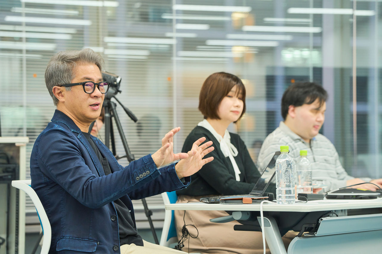 写真：ウェブ制作の観点から、手振りを交えながら注意点を補足している植木さん